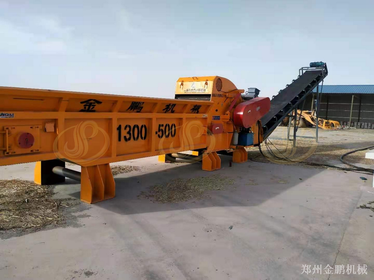 郑州金鹏移动式履带式树枝粉碎机现场作业流程说明