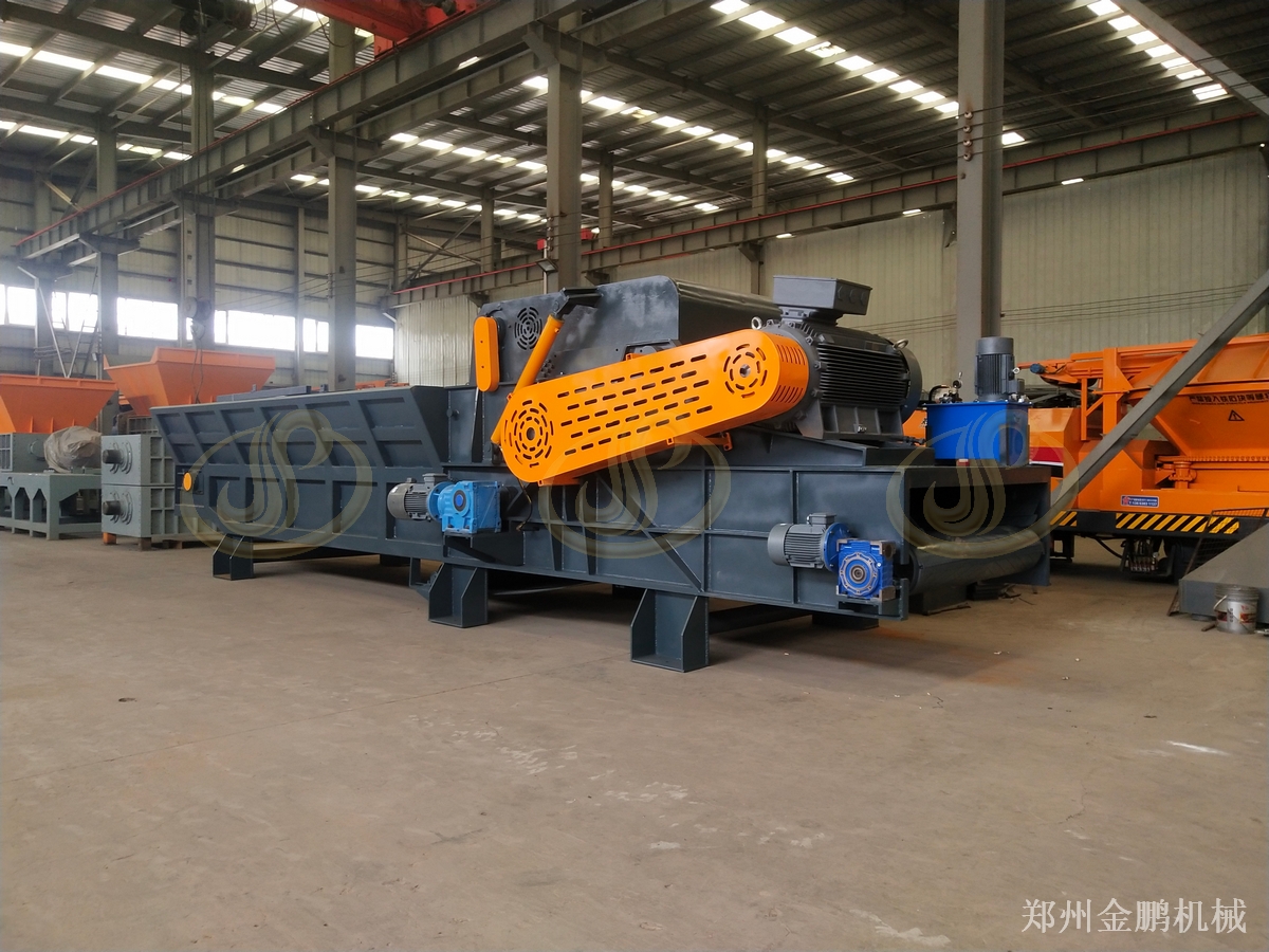 整张建筑模板直接进料，郑州金鹏木料粉碎设备的容纳能力