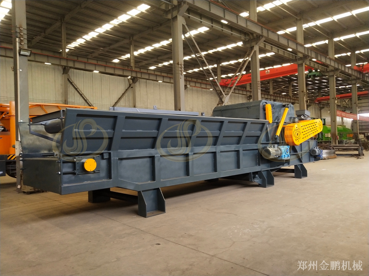 建筑模板集中破碎中郑州金鹏木质粉碎机的连续作业