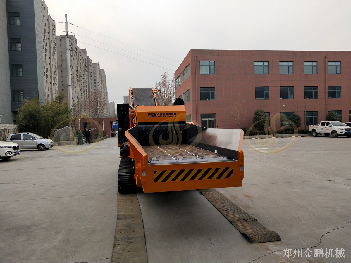郑州金鹏行走式树木粉碎机道路绿化养护使用