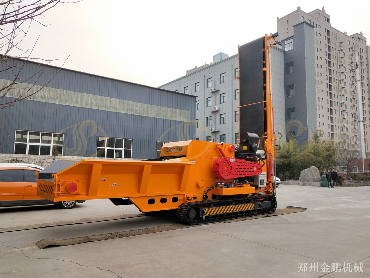 枯树枝粉碎机就地破碎，郑州金鹏履带式设备园林作业