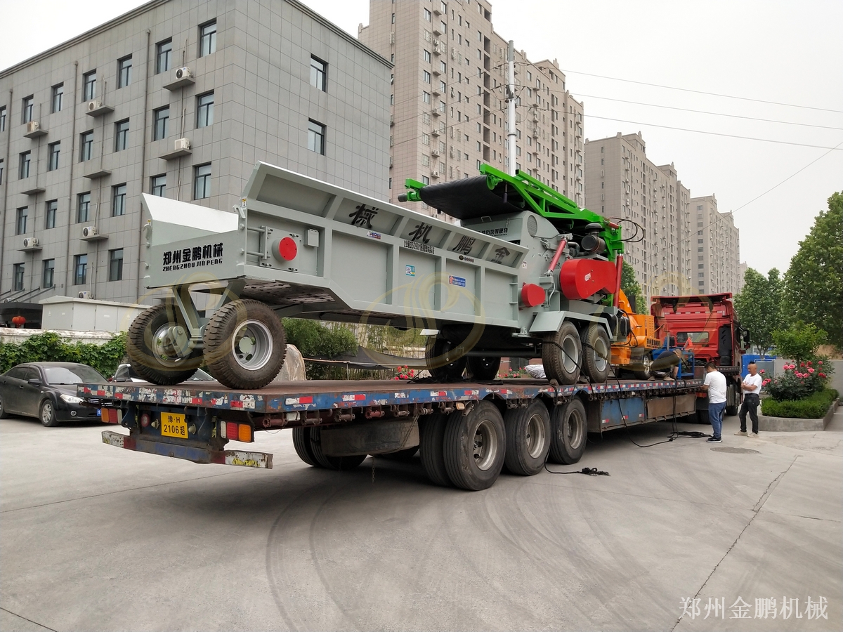 郑州金鹏大型移动式粉碎机处理秸秆树枝物料